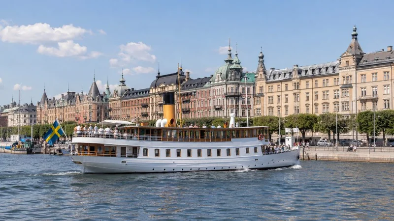 Guidad skärgårdskryssning ombord på en klassisk Strömma-båt